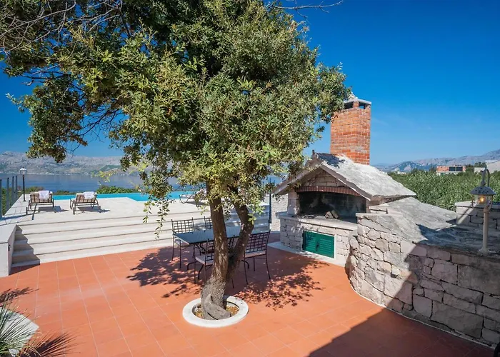 Olive Park House Brac 펜션 포블랴
